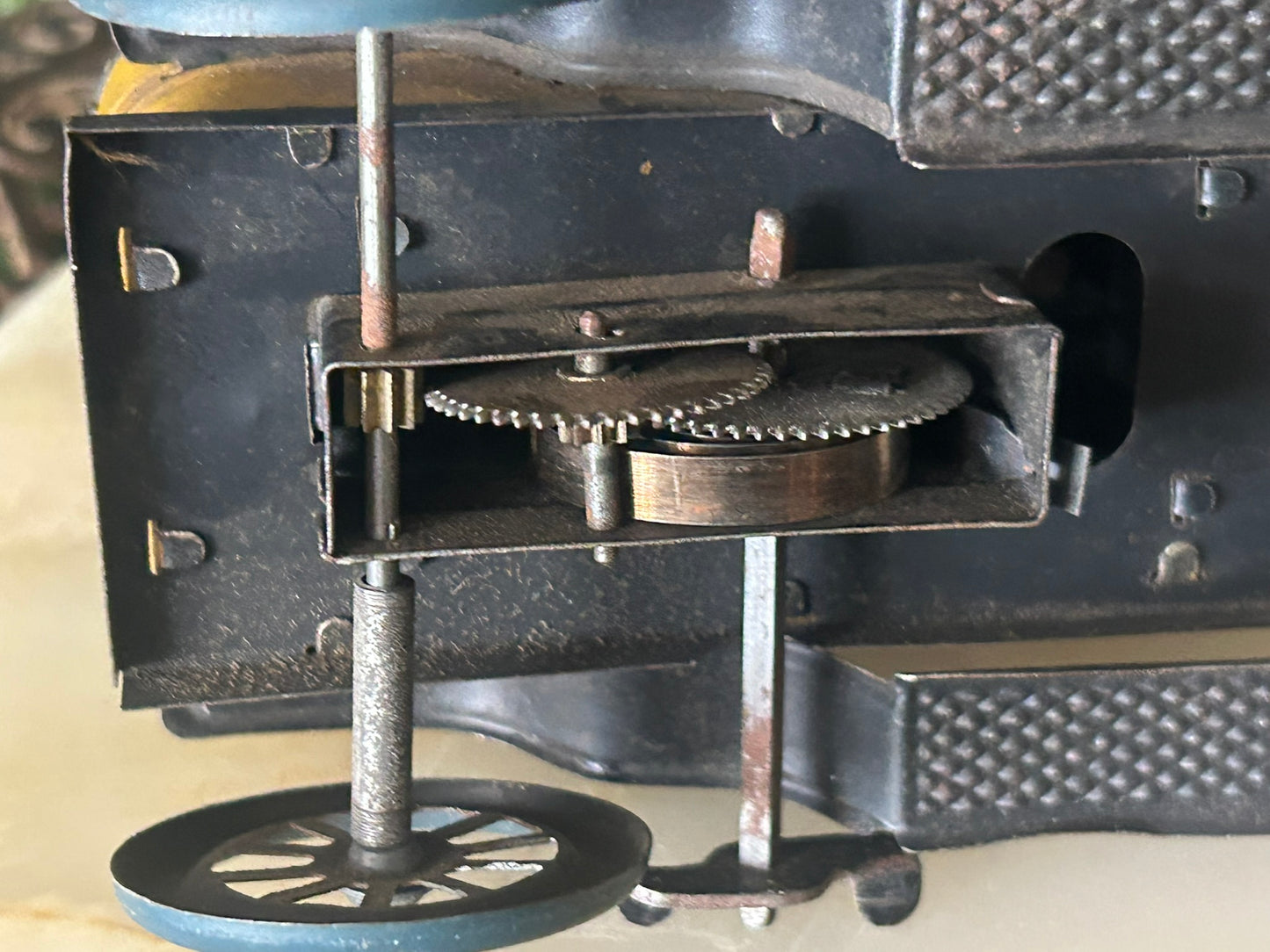 ANTIQUE WIND UP TIN TOY BING CAR