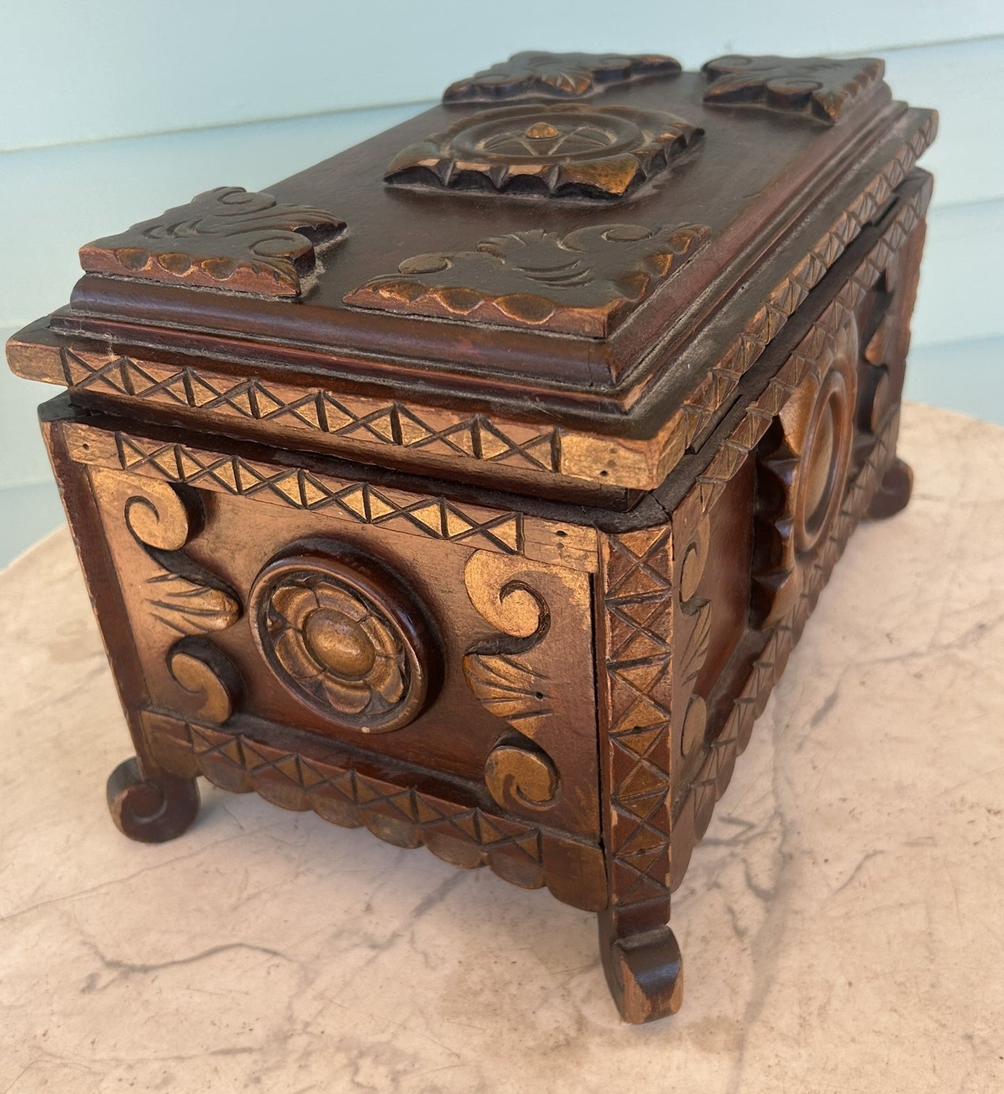 ANTIQUE FOLK ART DECORATED WOOD BOX
