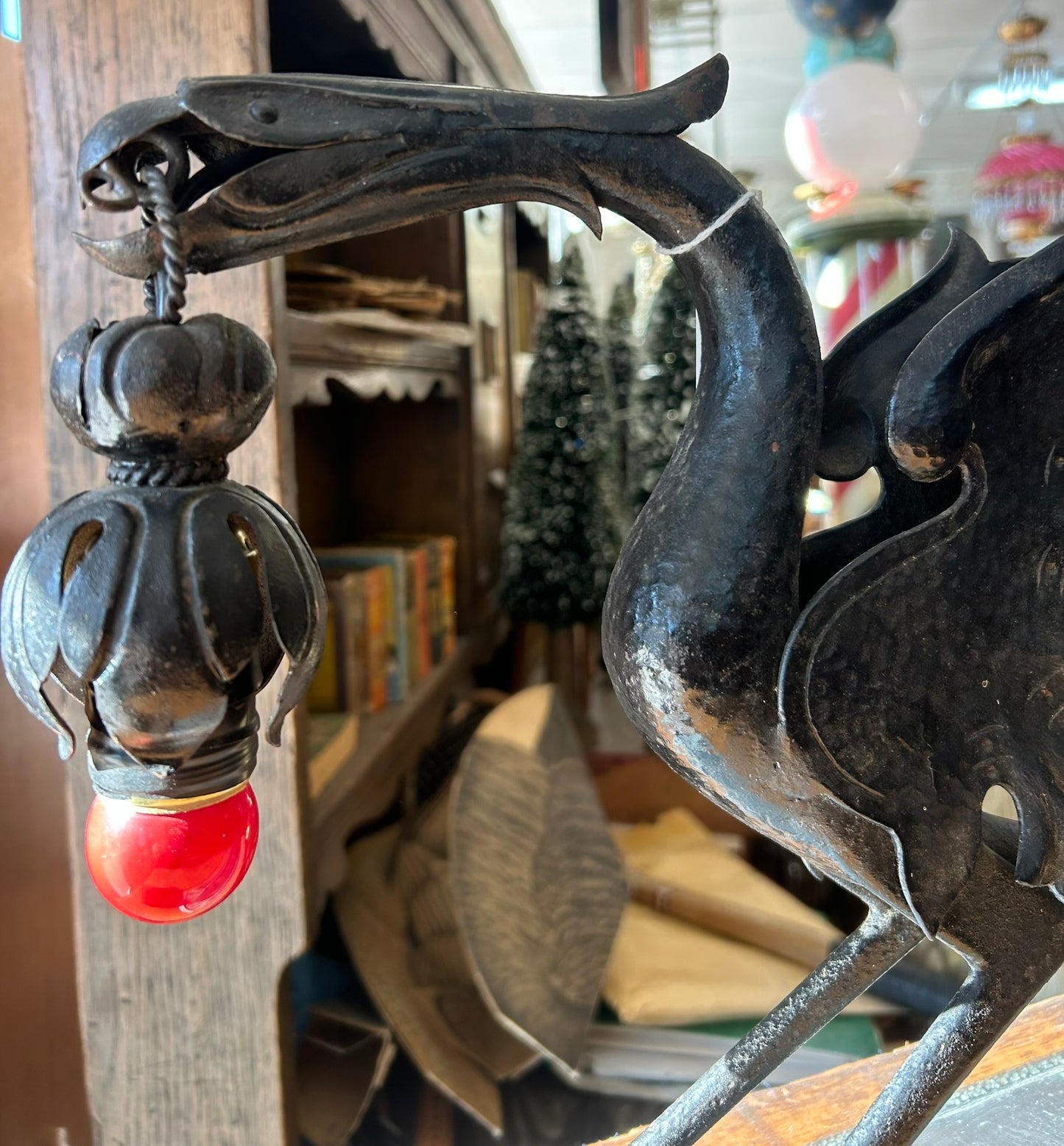 PHOENIX BIRD HAMMERED METAL DECO TABLE LAMP