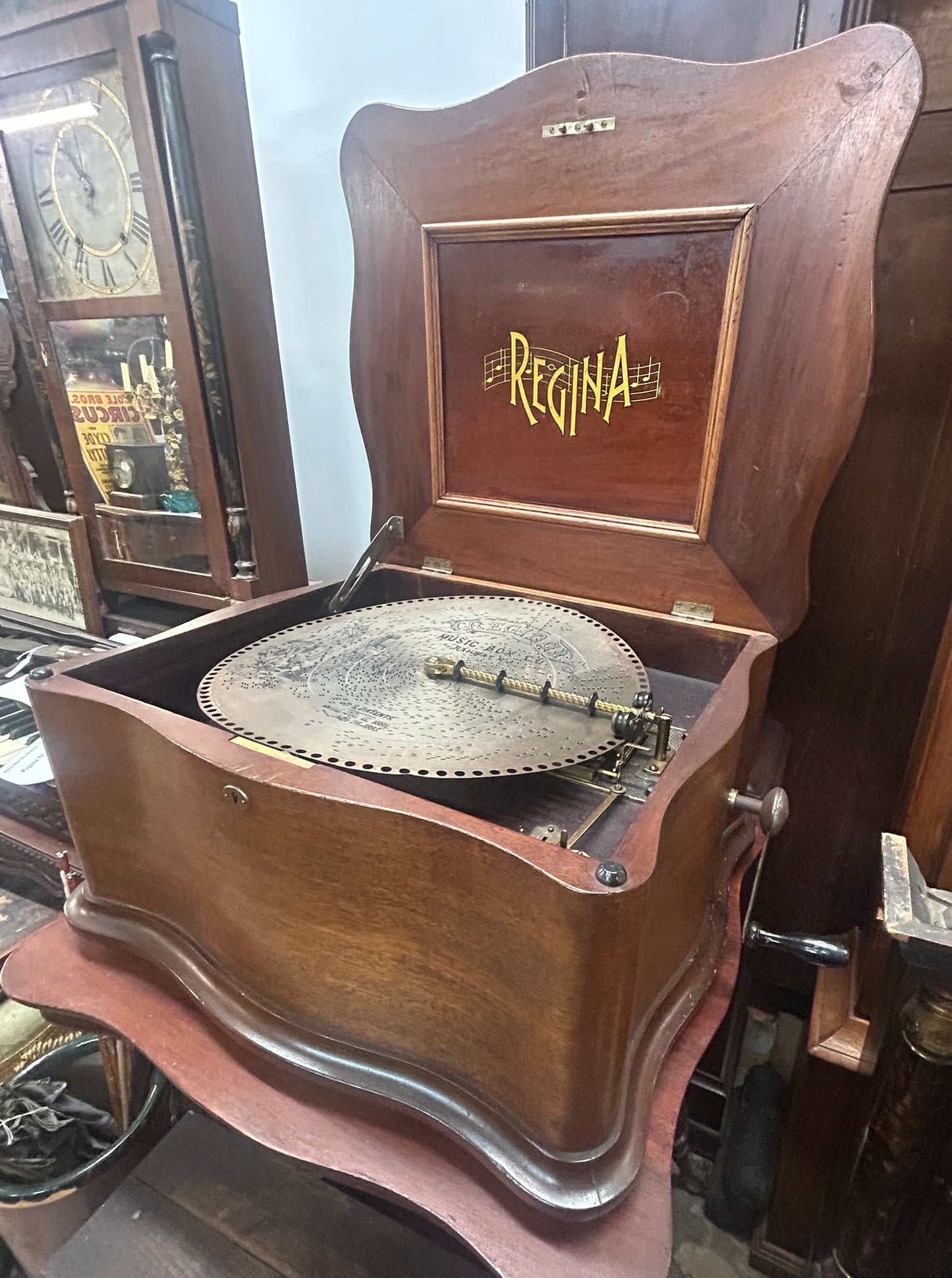 REGINA DISC MUSIC BOX WITH SERPENTINE CASE