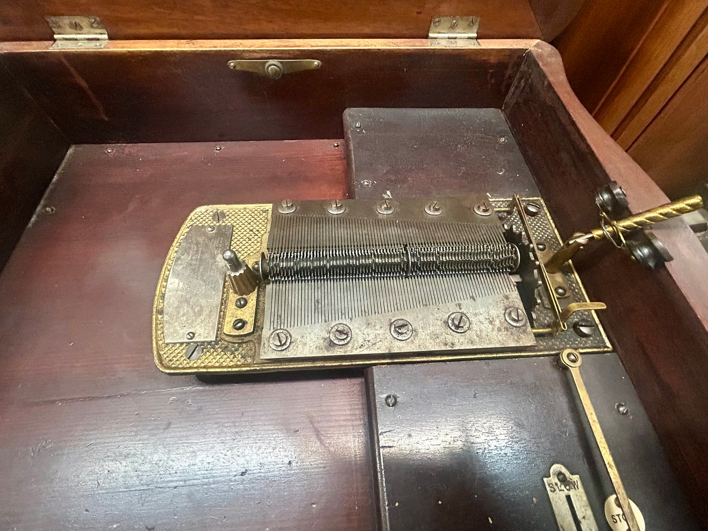 REGINA DISC MUSIC BOX WITH SERPENTINE CASE