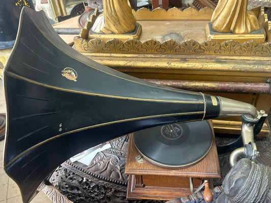 VICTOR TYPE II OAK DISC PHONOGRAPH IN GOOD SHAPE