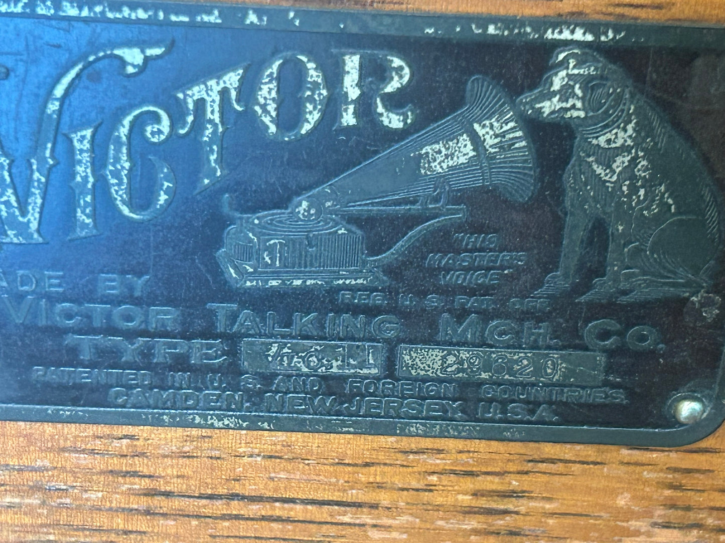 VICTOR TYPE II OAK DISC PHONOGRAPH IN GOOD SHAPE