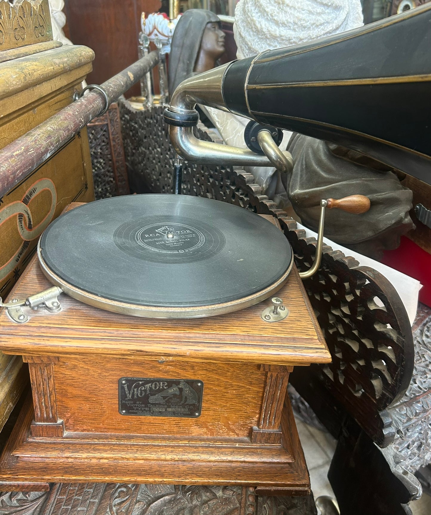 VICTOR TYPE II OAK DISC PHONOGRAPH IN GOOD SHAPE