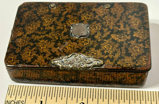 SNUFF BOX PAPER MACHE GILT AND BLACK LACQUER CIRCA 1700'S