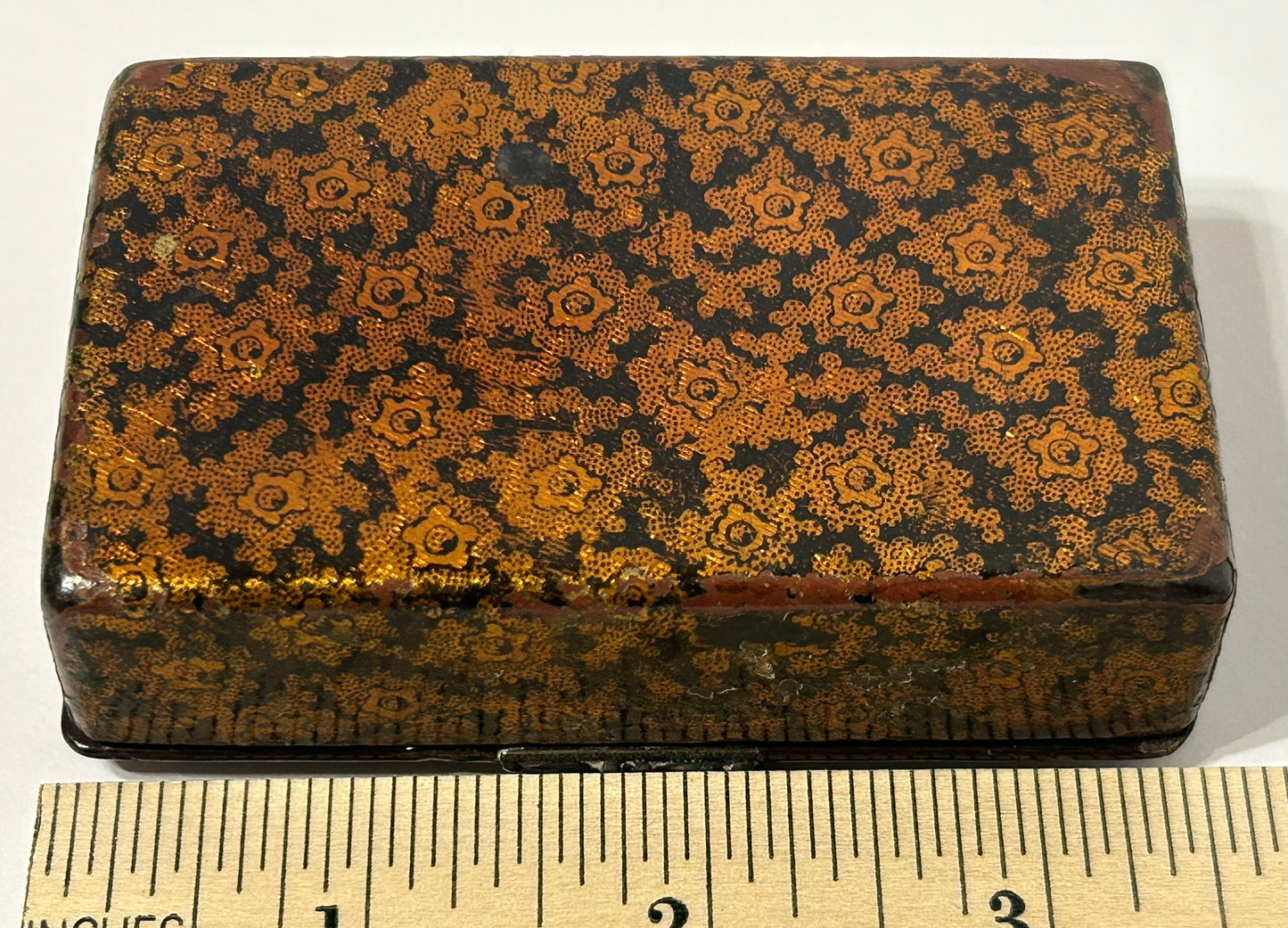 SNUFF BOX PAPER MACHE GILT AND BLACK LACQUER CIRCA 1700'S