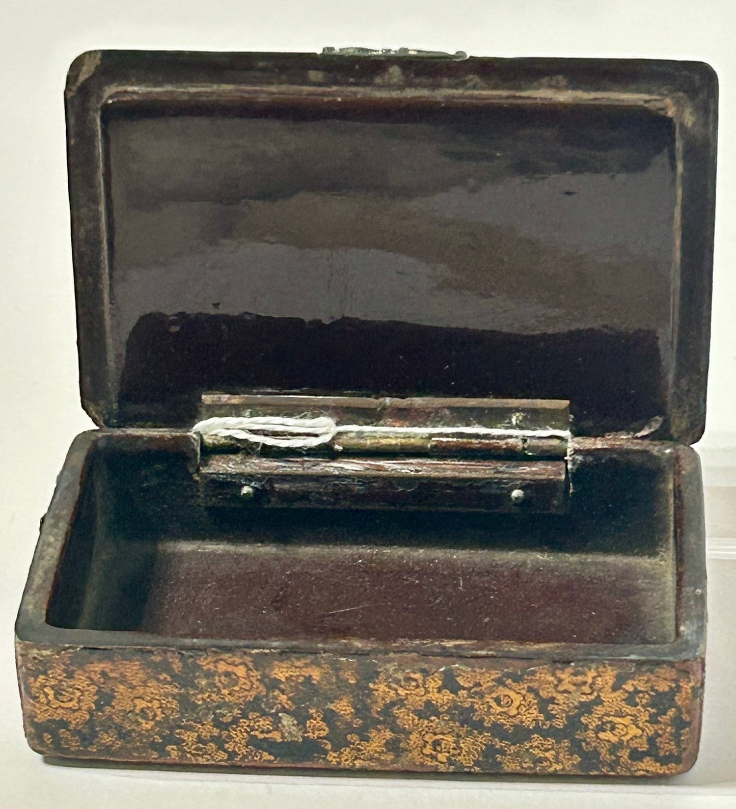 SNUFF BOX PAPER MACHE GILT AND BLACK LACQUER CIRCA 1700'S