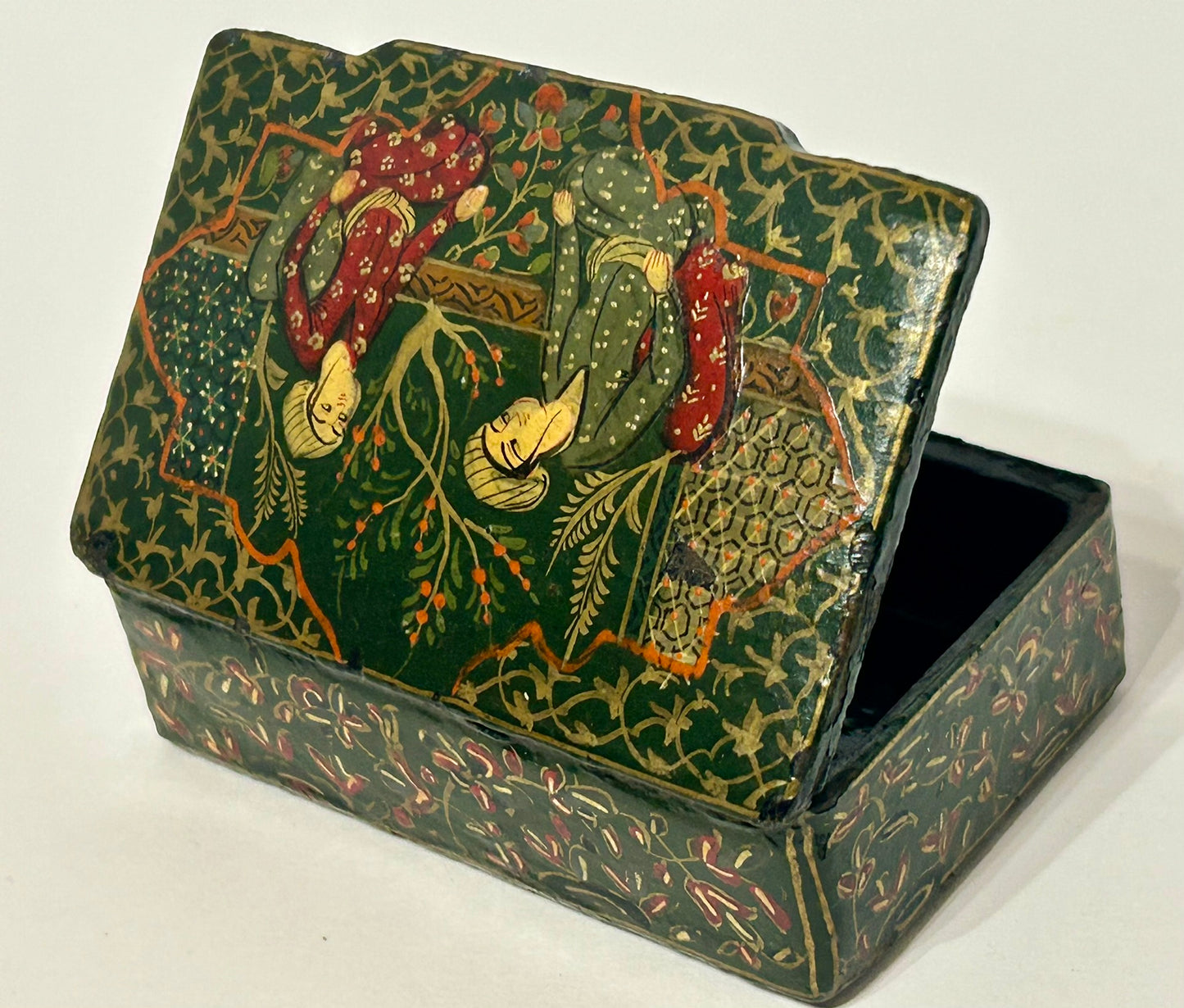 ANTIQUE PERSIAN DESIGN LACQUER SNUFF BOX