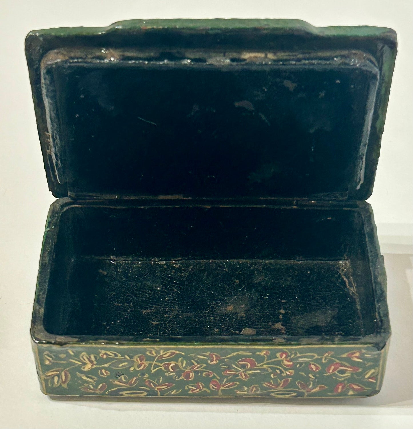 ANTIQUE PERSIAN DESIGN LACQUER SNUFF BOX