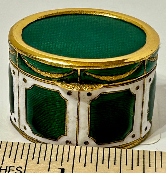 SNUFF BOX WITH GREEN AND WHITE ENAMEL MARKED ITALY