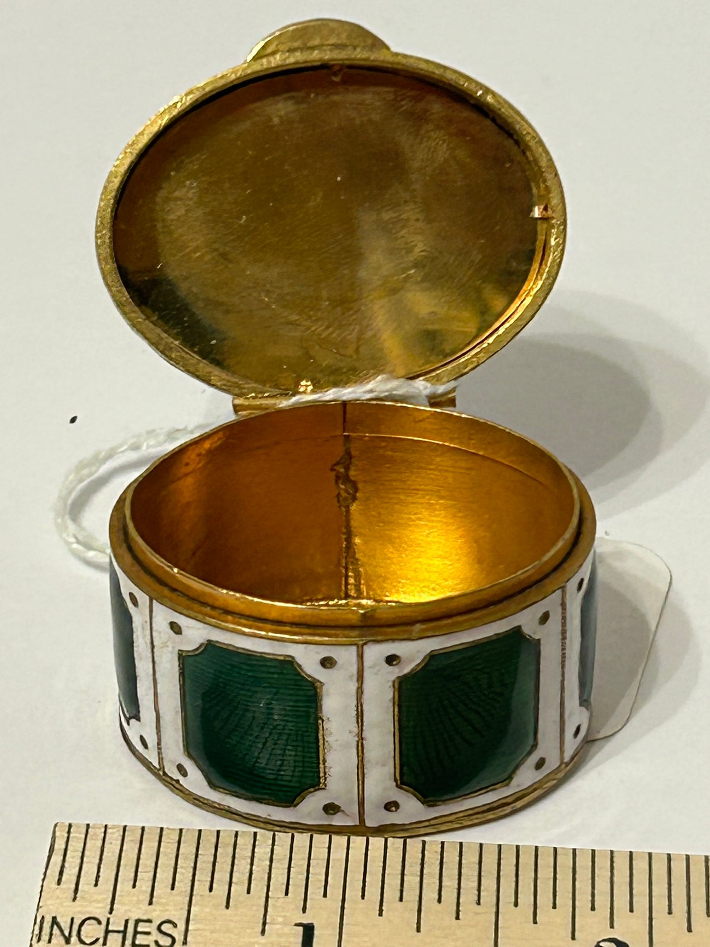 SNUFF BOX WITH GREEN AND WHITE ENAMEL MARKED ITALY