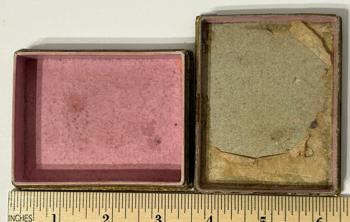ANTIQUE EMBOSSED PAPER BOX WITH SCENE UNDER GLASS INSERT IN LID