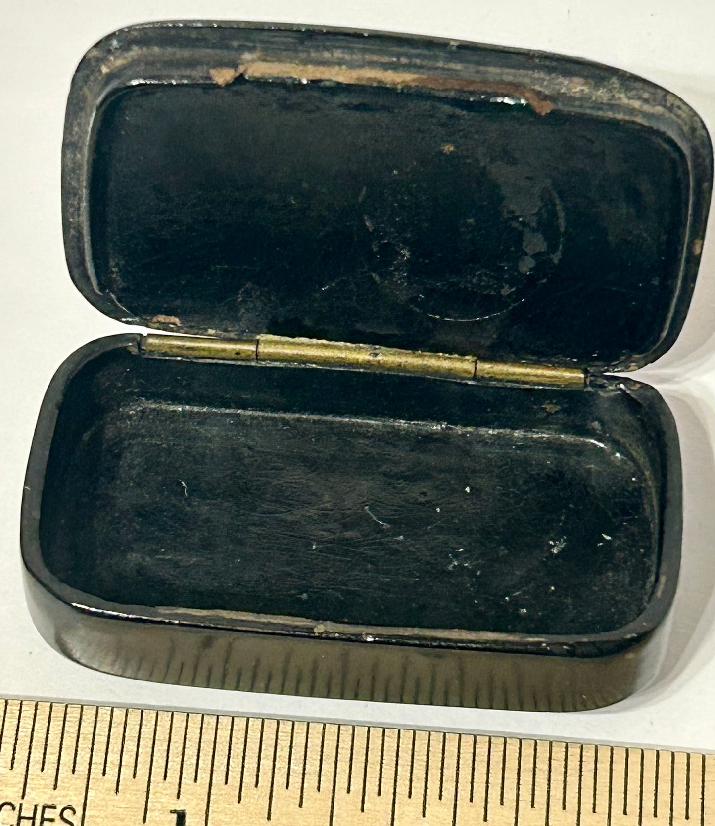 ANTIQUE PAPER MACHE SNUFF BOX WITH STREET SCENE
