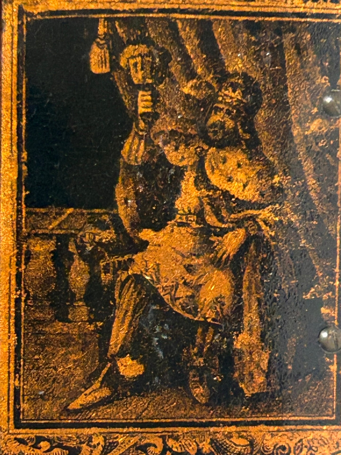 ANTIQUE SNUFF BOX IN PAPER MACHE WITH "KING" DESIGN ON LID