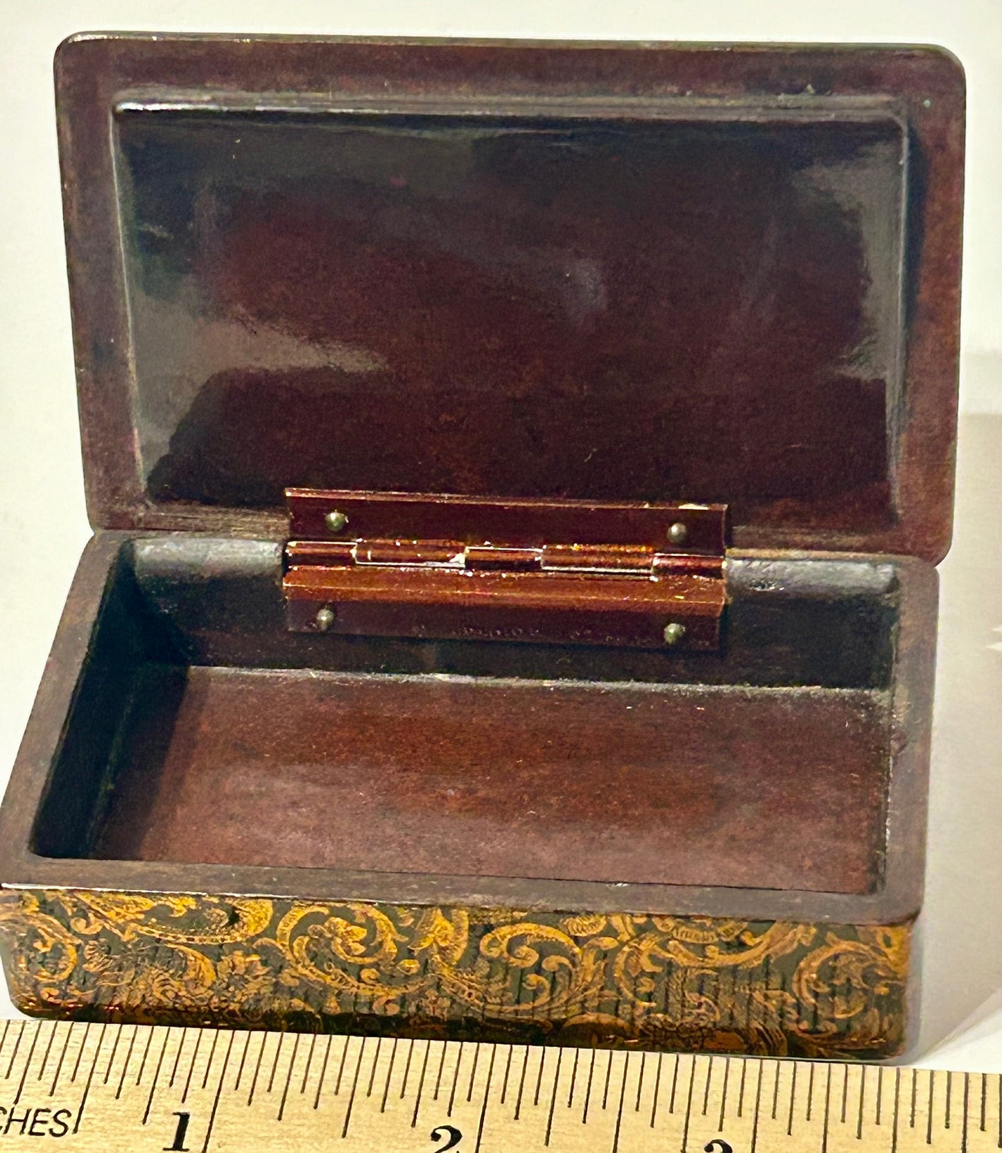 ANTIQUE SNUFF BOX IN PAPER MACHE WITH "KING" DESIGN ON LID