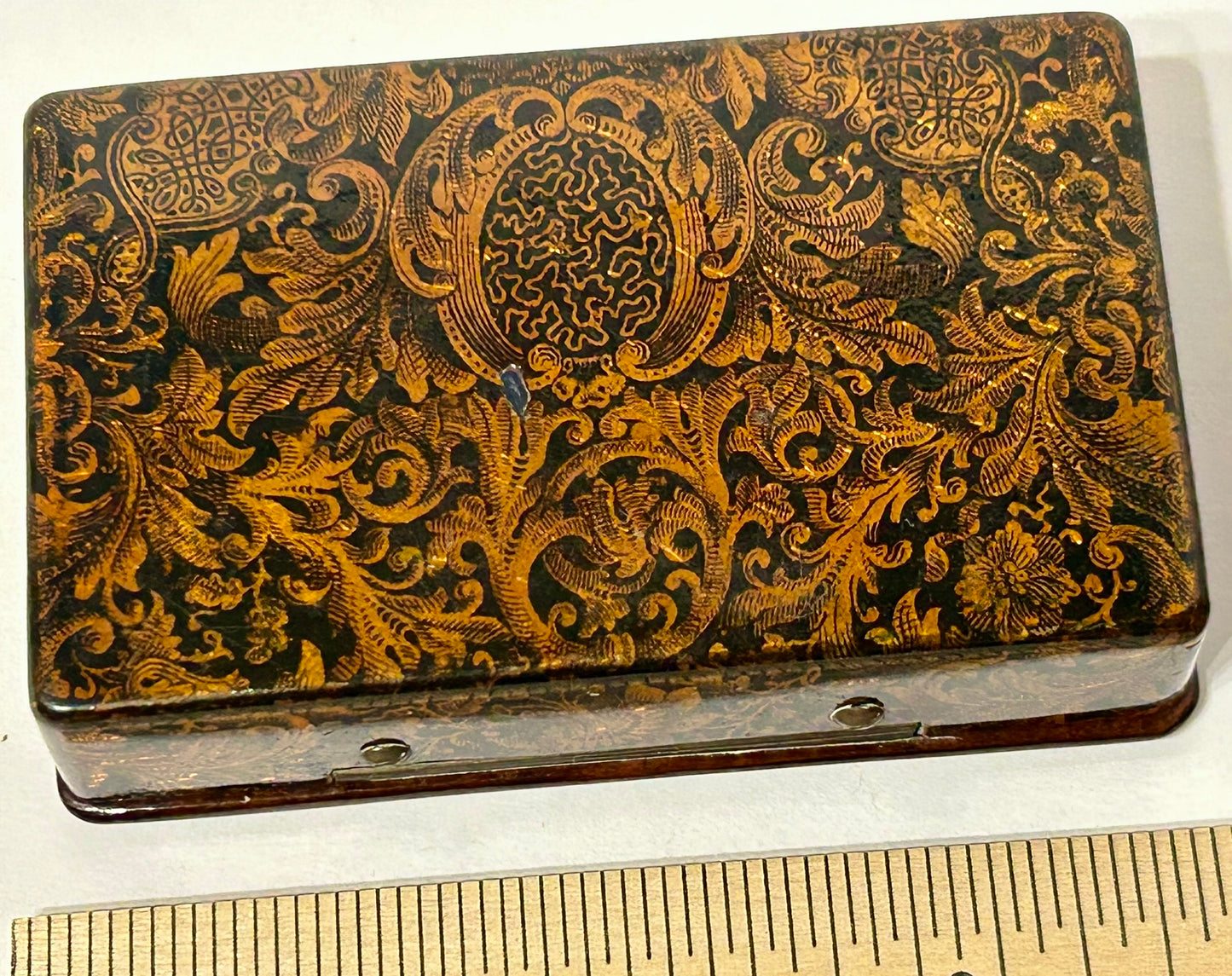 ANTIQUE SNUFF BOX IN PAPER MACHE WITH "KING" DESIGN ON LID