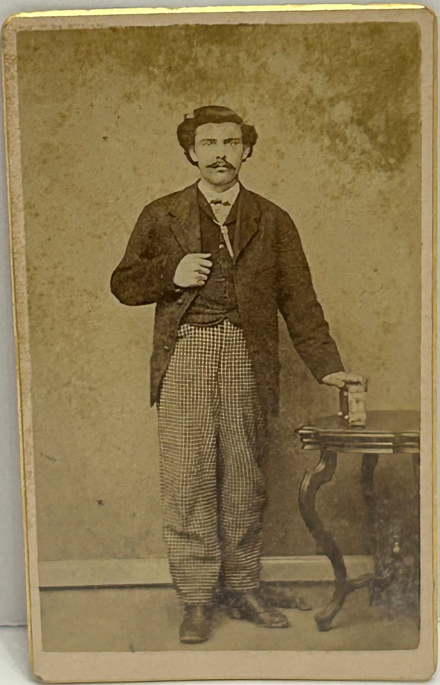 ANTIQUE CDV PHOTO OF MAN WITH PHOTO ALBUM ON TABLE