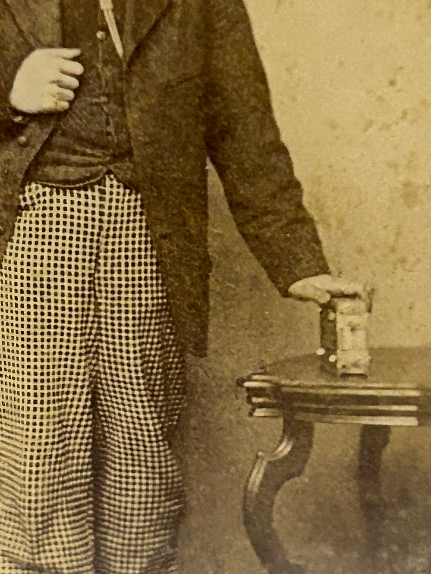 ANTIQUE CDV PHOTO OF MAN WITH PHOTO ALBUM ON TABLE