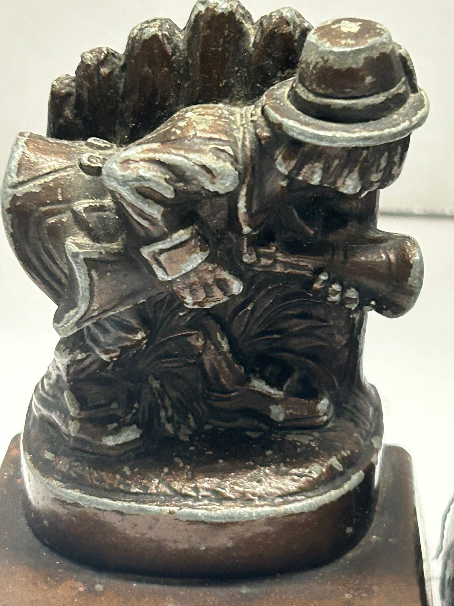 PURITON AND NATIVE AMERICAN COMICAL PAIR OF BOOKENDS