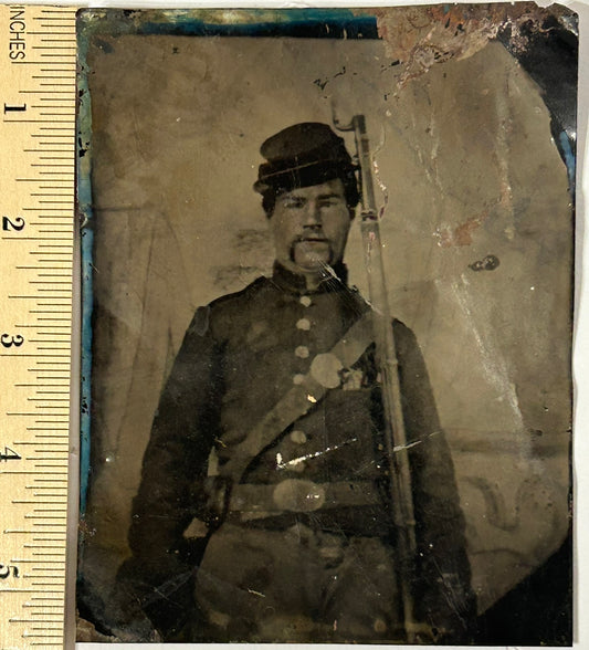 CIVIL WAR SOLDIER WITH RIFLE LARGE HALF PLATE TINTYPE