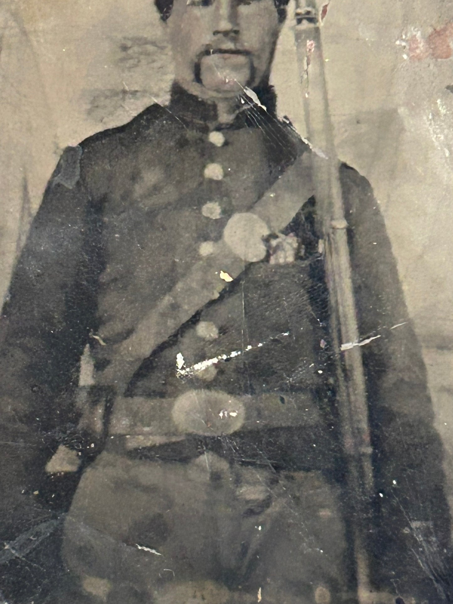 CIVIL WAR SOLDIER WITH RIFLE LARGE HALF PLATE TINTYPE