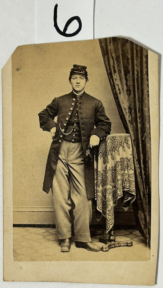 CIVIL WAR SOLDIER STANDING BY TABLE CDV PHOTO