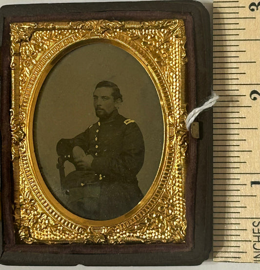 CIVIL WAR OFFICER TINTYPE PHOTOGRAPH IN CASE