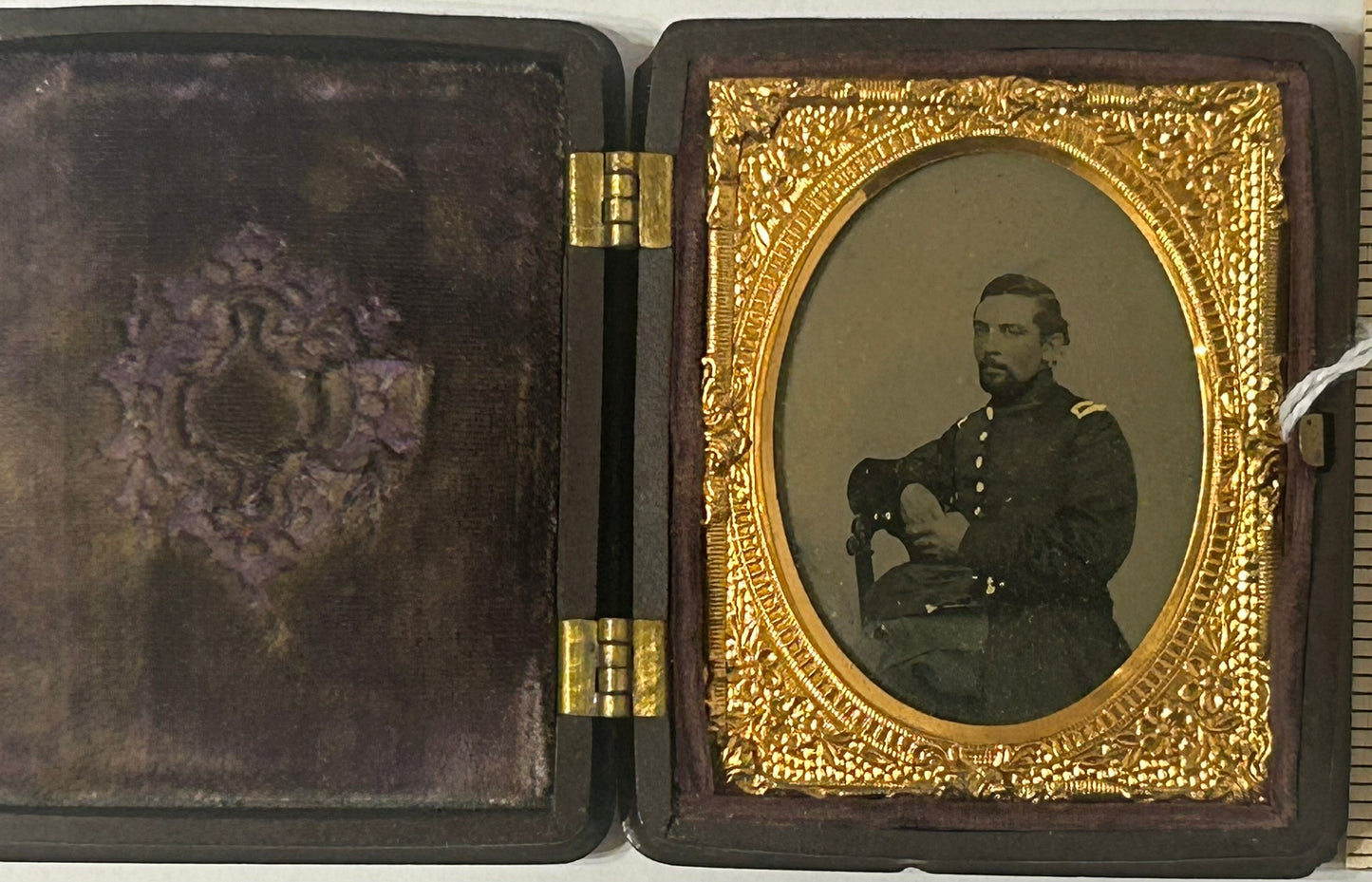 CIVIL WAR OFFICER TINTYPE PHOTOGRAPH IN CASE