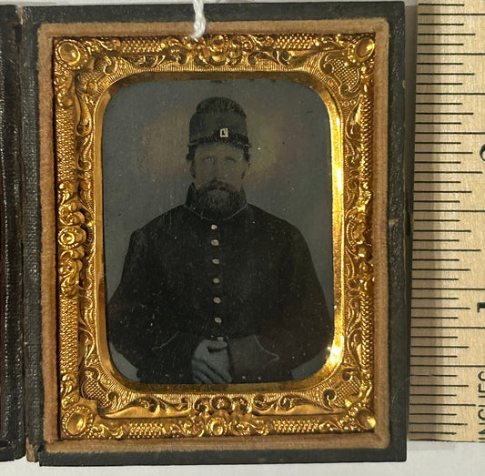 CIVIL WAR SOLDIER PORTRAIT TINTYPE IN CASE