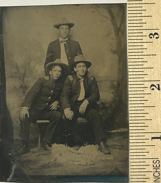 SOLDIERS TINTYPE PHOTO OF THREE 1800'S SOLDIERS