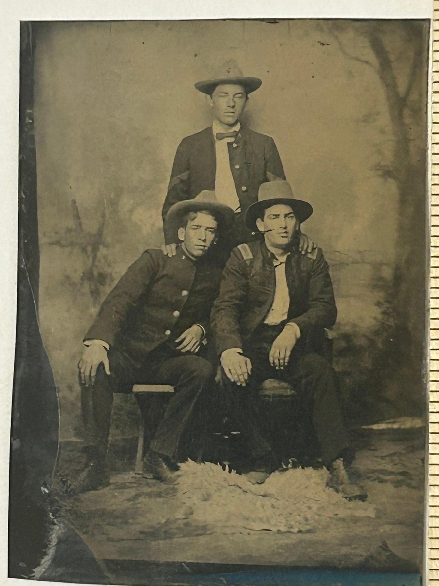 SOLDIERS TINTYPE PHOTO OF THREE 1800'S SOLDIERS