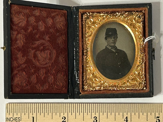 CIVIL WAR UNION SOLDIER TIN TYPE IN CASE