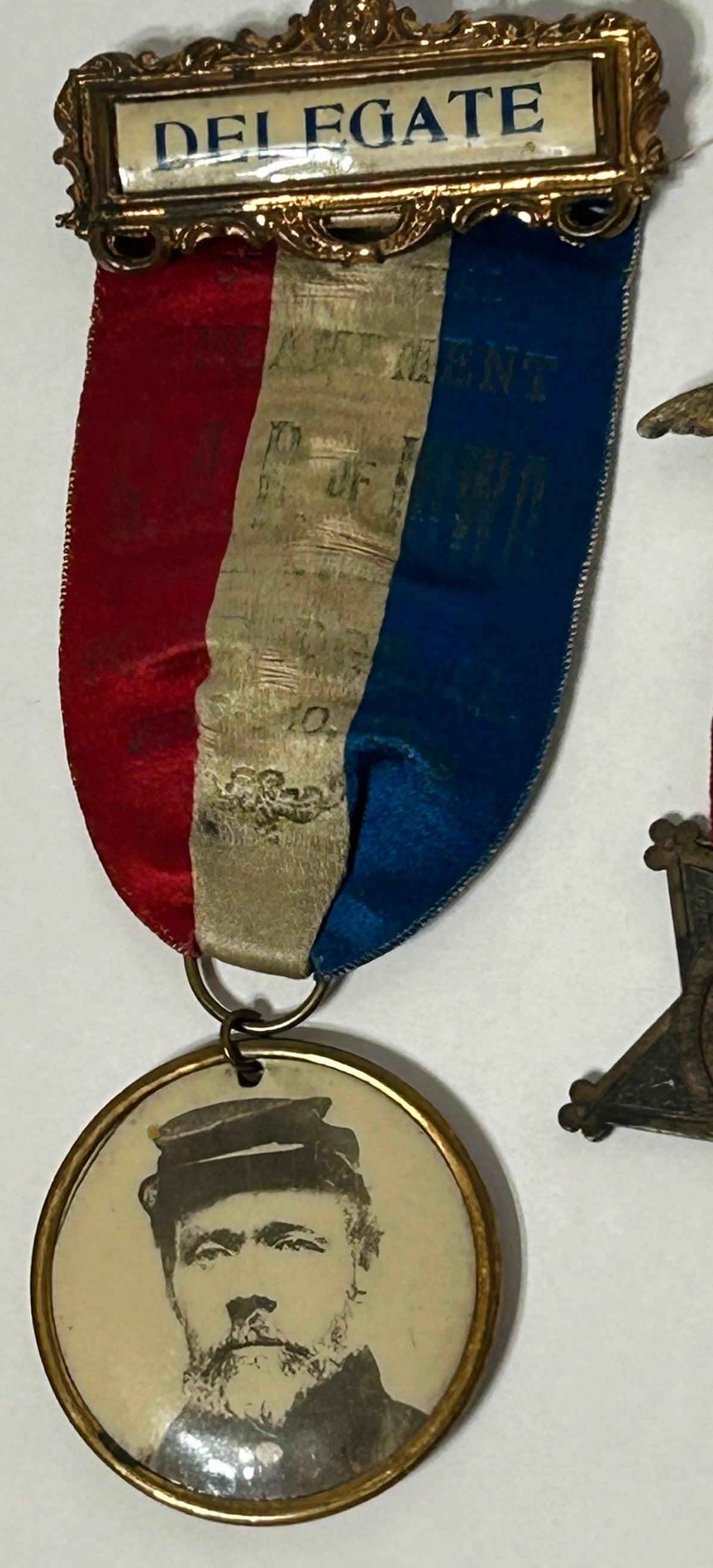 32ND IOWA MAJOR JONATHAN HUTCHISON ENCAMPMENT BADGE AND NUMBERED G.A.R. BADGE