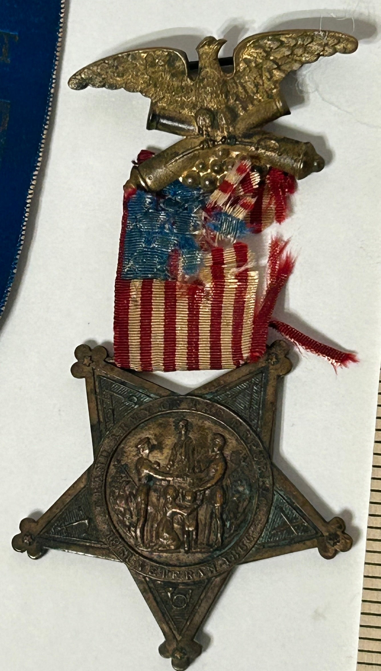 32ND IOWA MAJOR JONATHAN HUTCHISON ENCAMPMENT BADGE AND NUMBERED G.A.R. BADGE