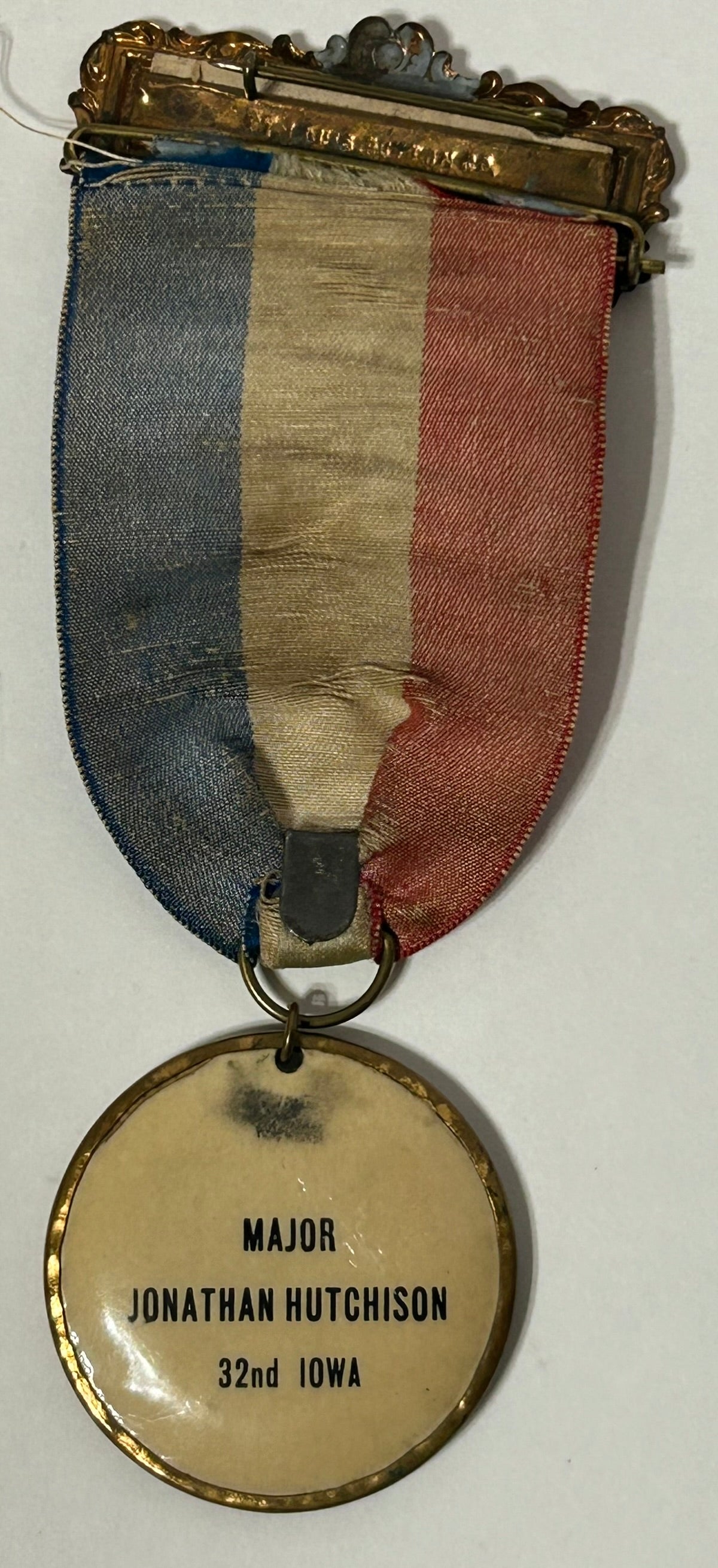 32ND IOWA MAJOR JONATHAN HUTCHISON ENCAMPMENT BADGE AND NUMBERED G.A.R. BADGE