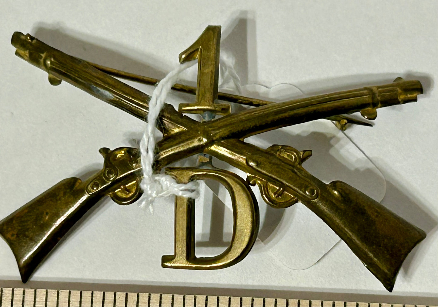 1ST INFANTRY REGIMENT COMPANY D CROSSED RIFLES HAT BADGE