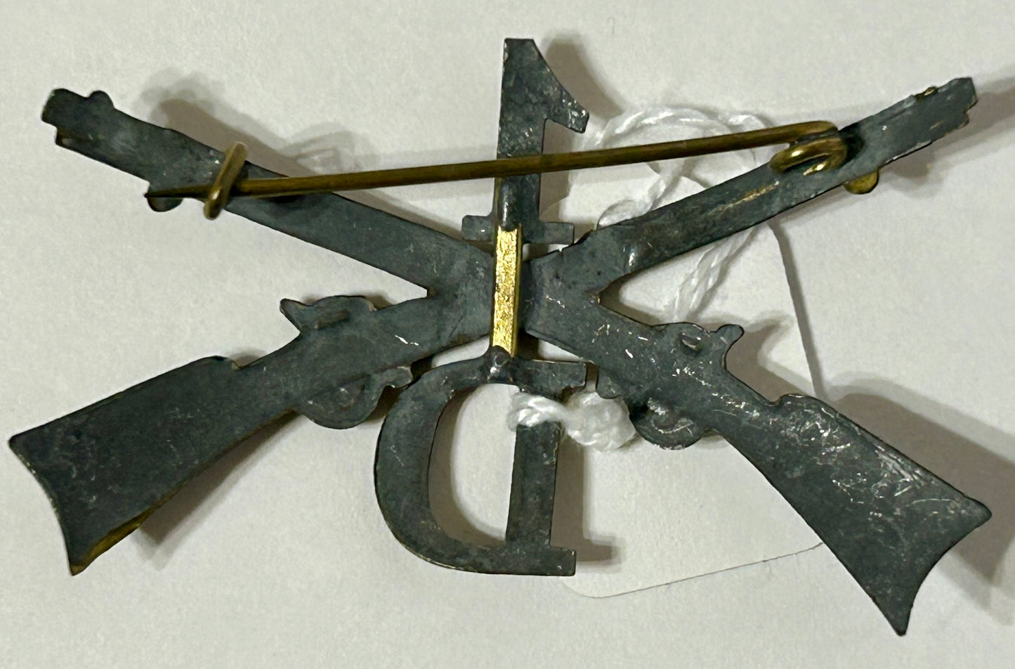 1ST INFANTRY REGIMENT COMPANY D CROSSED RIFLES HAT BADGE
