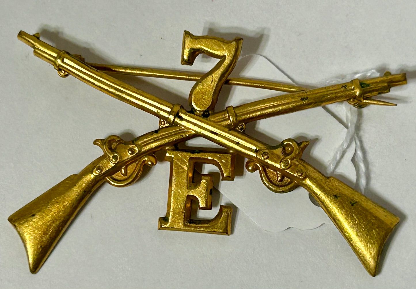 7TH INFANTRY COMPANY E CROSSED RIFLES HAT BADGE