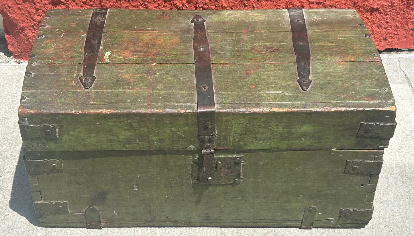 ANTIQUE CIRCA 1800 TRUNK