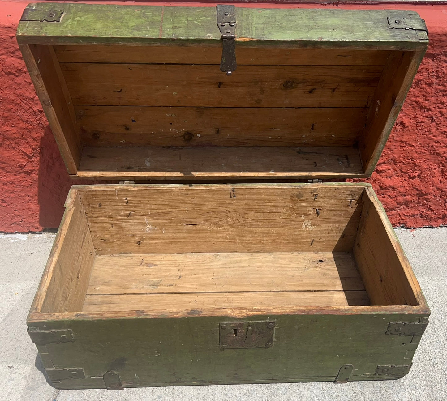 ANTIQUE CIRCA 1800 TRUNK