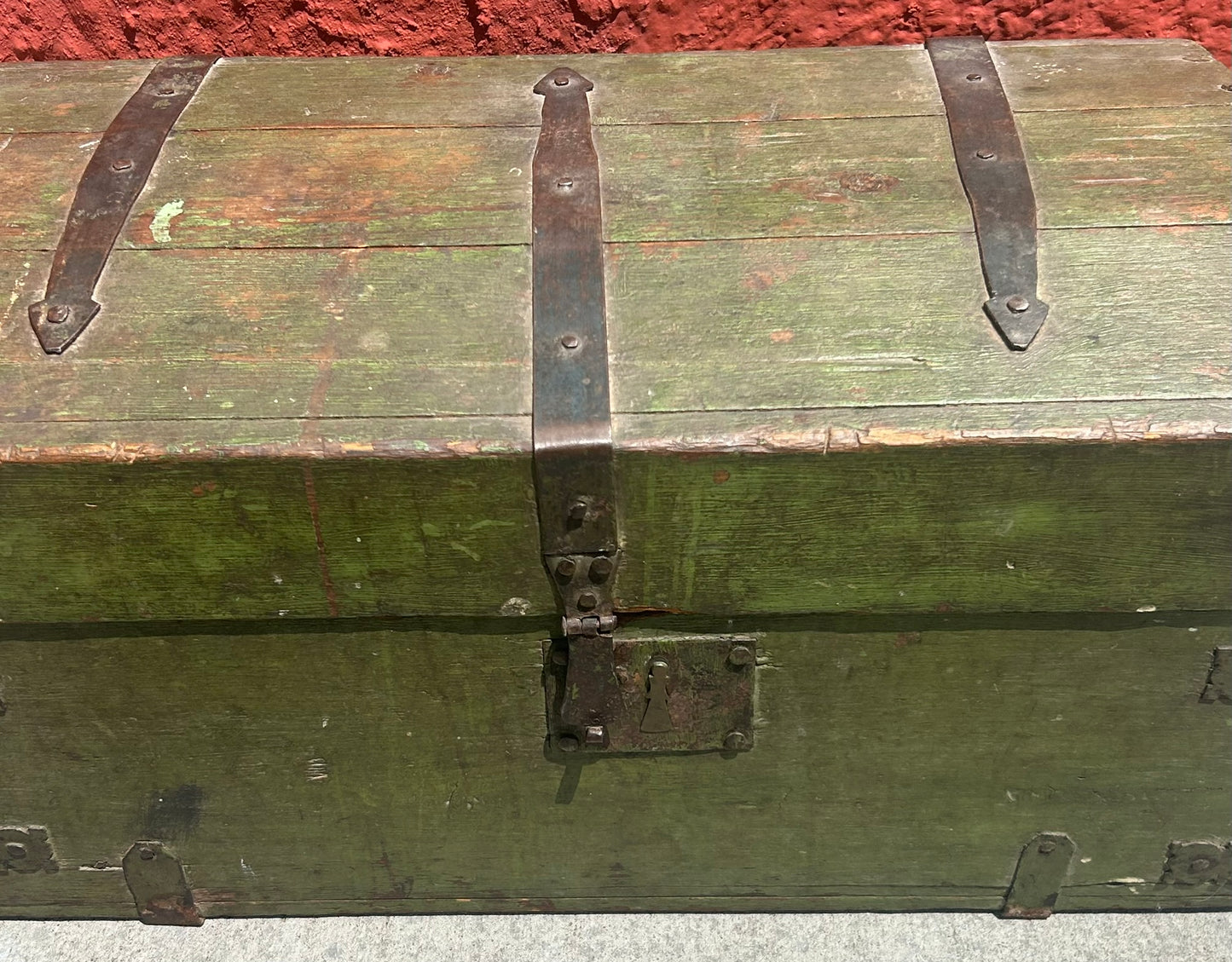 ANTIQUE CIRCA 1800 TRUNK