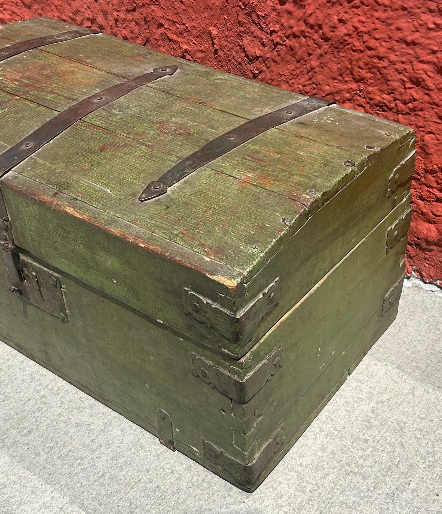 ANTIQUE CIRCA 1800 TRUNK