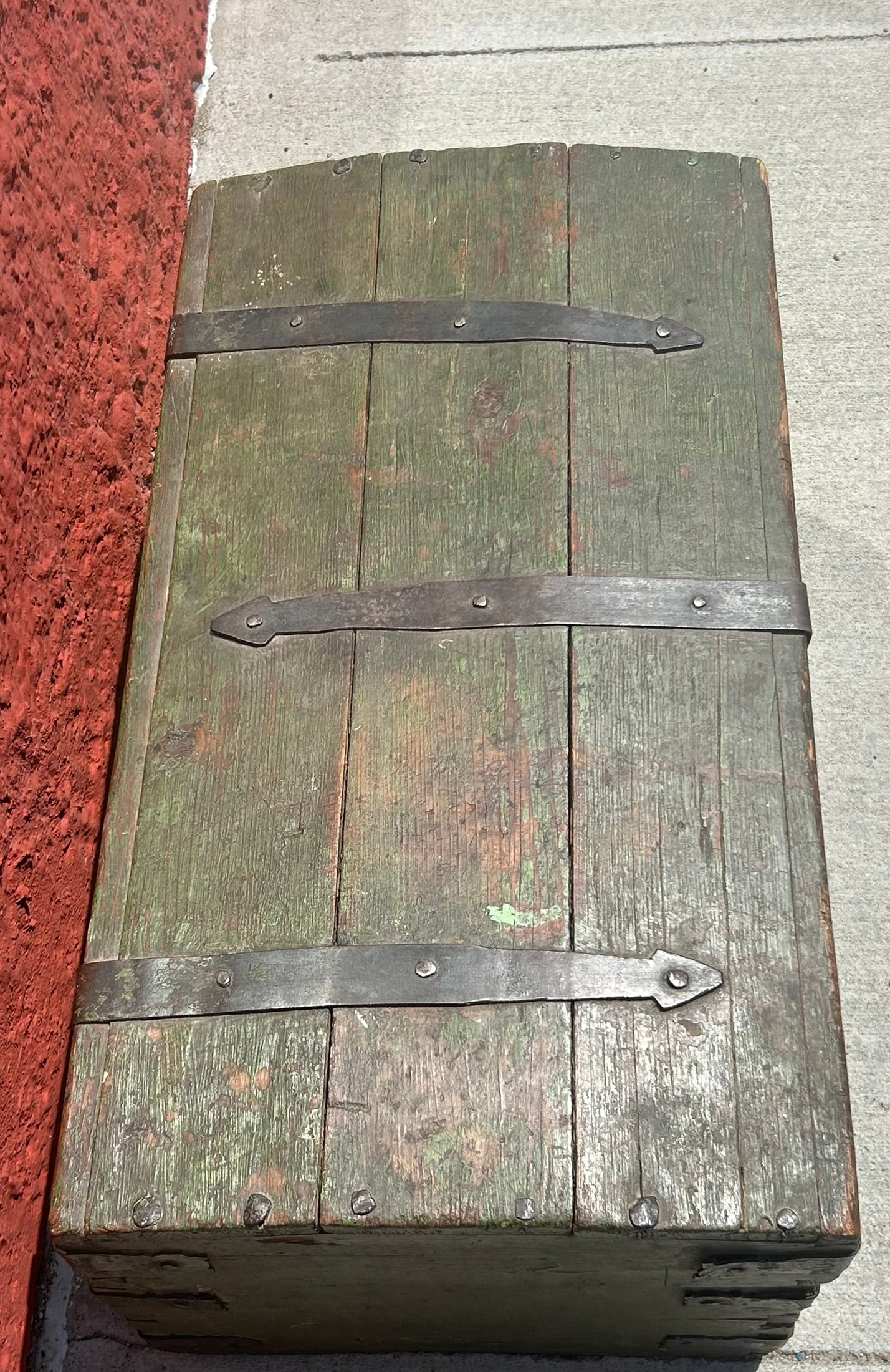 ANTIQUE CIRCA 1800 TRUNK