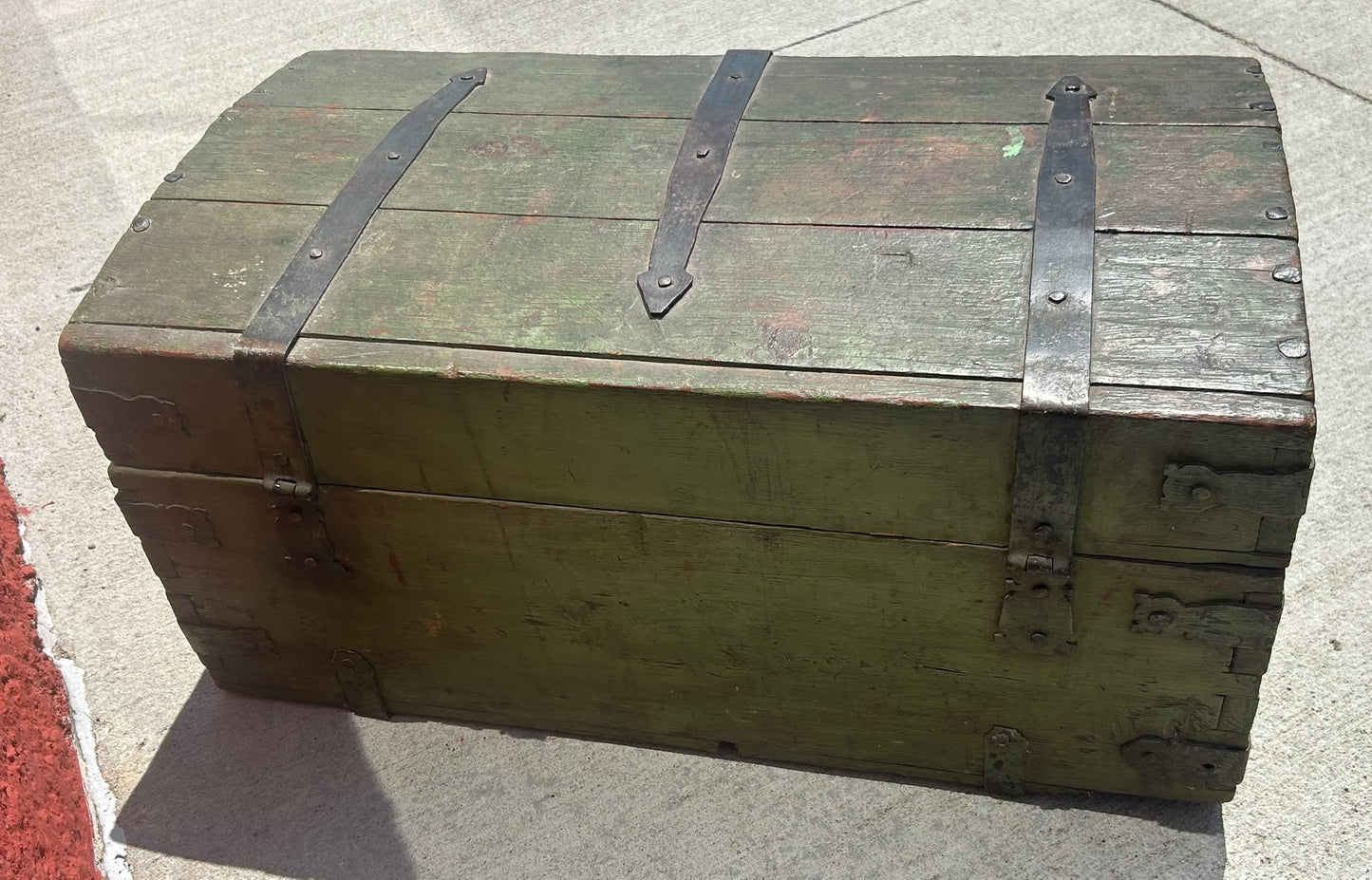 ANTIQUE CIRCA 1800 TRUNK