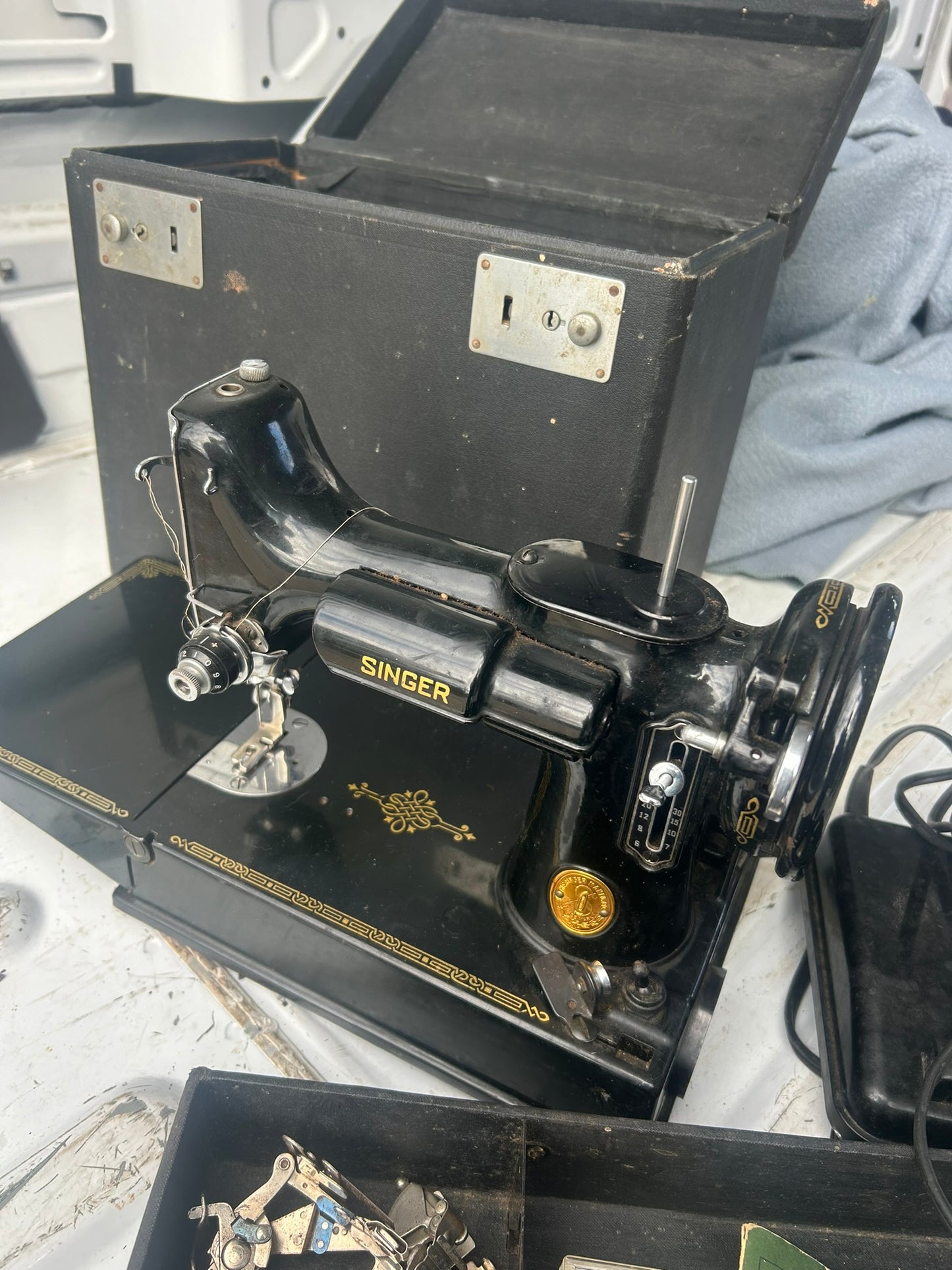SINGER 221 FEATHERWEIGHT SEWING MACHINE FOR SALE