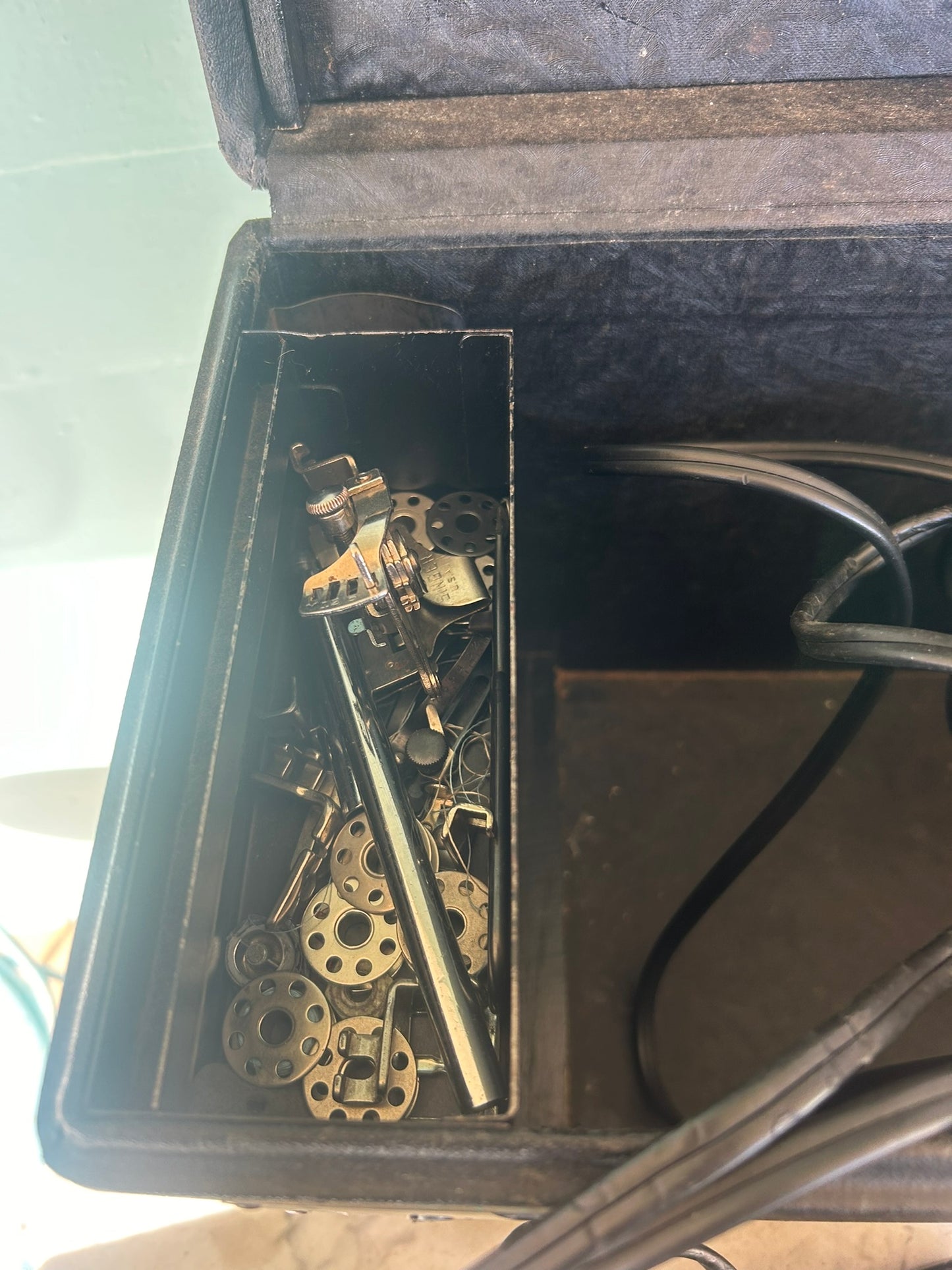 SINGER FEATHERWEIGHT 221 SEWING MACHINE FOR SALE