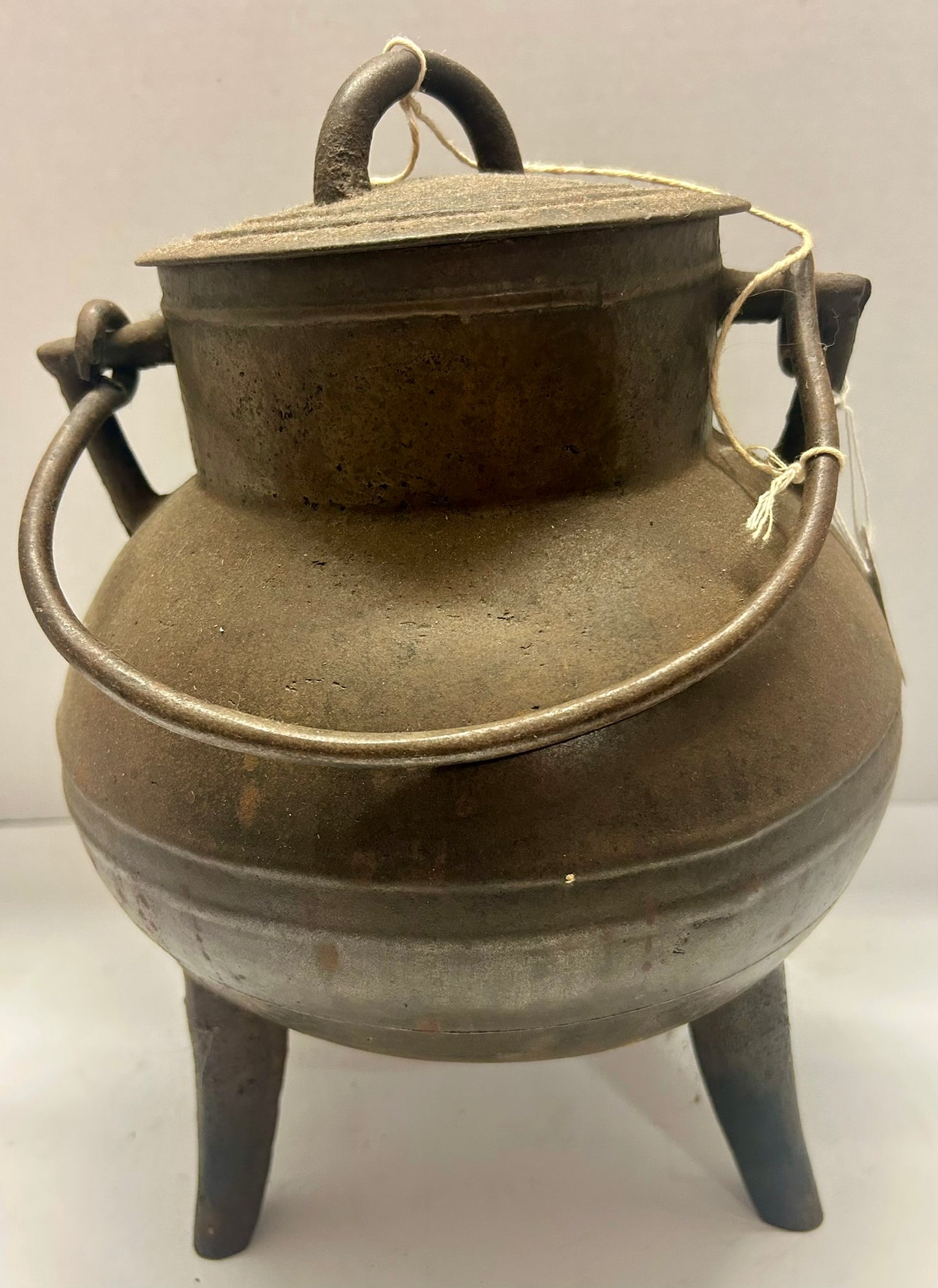 CAST IRON 17TH CENTURY ANTIQUE LIDDED POT