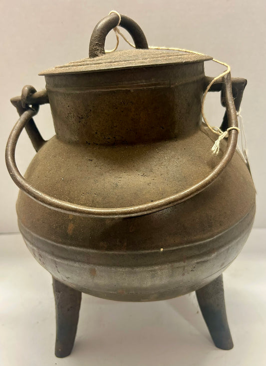 CAST IRON 17TH CENTURY ANTIQUE LIDDED POT