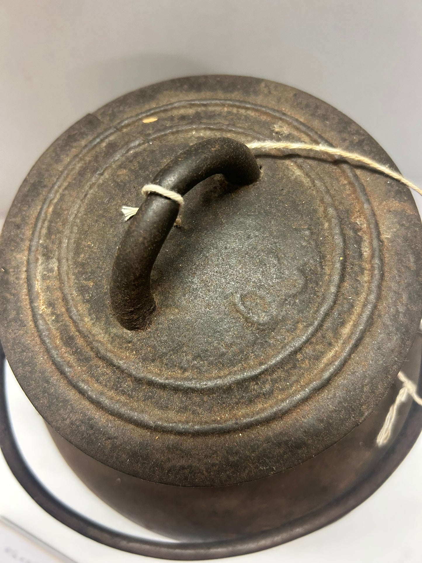 CAST IRON 17TH CENTURY ANTIQUE LIDDED POT