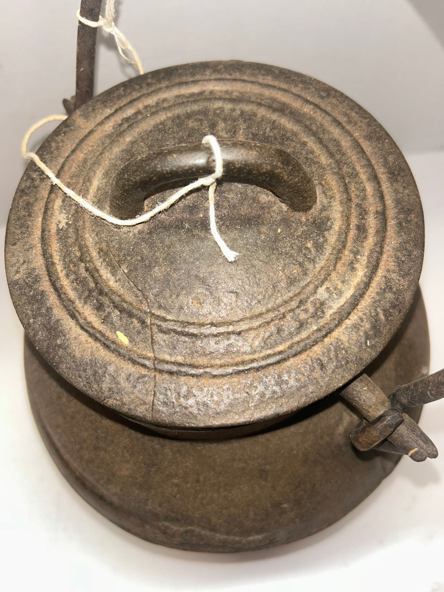 CAST IRON 17TH CENTURY ANTIQUE LIDDED POT